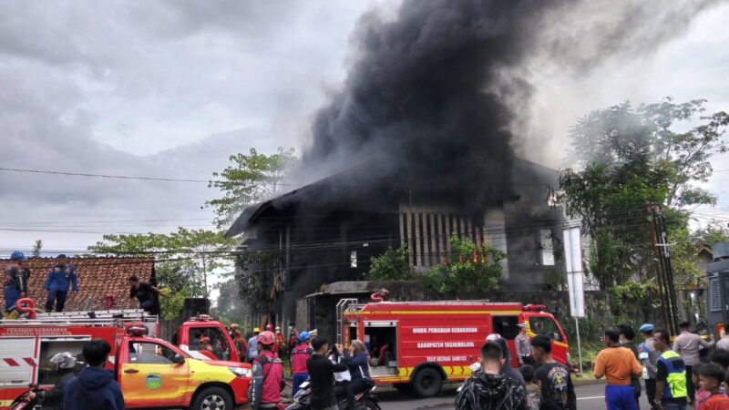 Kebakaran hebat di jalan raya Mangunreja, Kabupaten Tasikmalaya