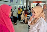 Direktur RSUD KHZ. Musthafa, dr. Hj. Eli Hendalia, MHKes, saat turun meninjau antrian pasien, Kamis (30/10/2025). dok Istimewa.///.