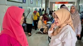 Direktur RSUD KHZ. Musthafa, dr. Hj. Eli Hendalia, MHKes, saat turun meninjau antrian pasien, Kamis (30/10/2025). dok Istimewa.///.