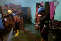 Suasana relawan tengah membersihkan sisa lumpur di sekitar pemukiman warga Sukaratu Kabupaten Tasikmalaya, Sabtu (01/11/2025). dok Tagana.///