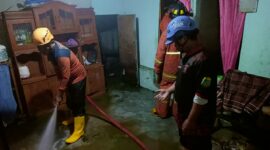 Suasana relawan tengah membersihkan sisa lumpur di sekitar pemukiman warga Sukaratu Kabupaten Tasikmalaya, Sabtu (01/11/2025). dok Tagana.///