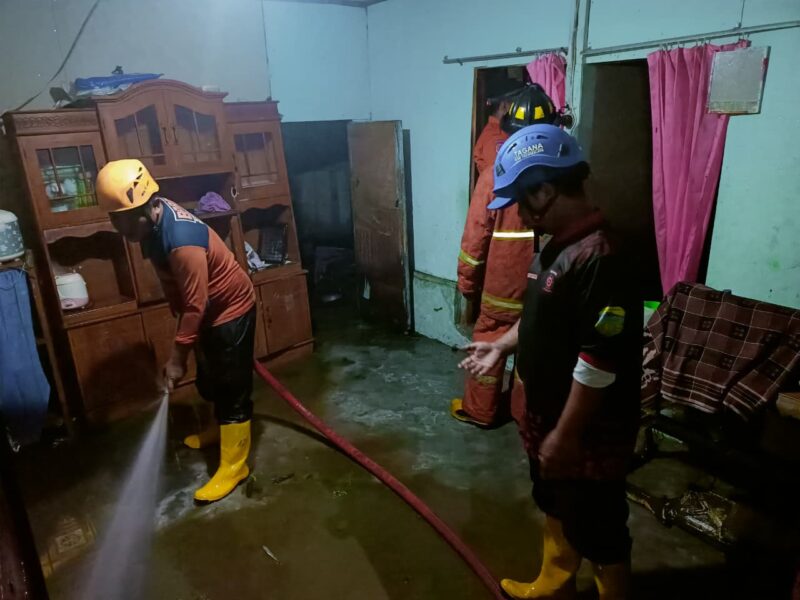 Suasana relawan tengah membersihkan sisa lumpur di sekitar pemukiman warga Sukaratu Kabupaten Tasikmalaya, Sabtu (01/11/2025). dok Tagana.///
