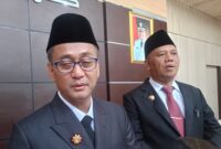 Bupati Tasikmalaya Cecep Nurul Yakin dan Wakil Bupati Asep Sopari Al-ayyubi saat dijumpai sejumlah awak media di sekitar kantornya, Senin (10/11/2025). 