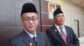 Bupati Tasikmalaya Cecep Nurul Yakin dan Wakil Bupati Asep Sopari Al-ayyubi saat dijumpai sejumlah awak media di sekitar kantornya, Senin (10/11/2025). 