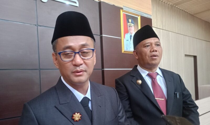 Bupati Tasikmalaya Cecep Nurul Yakin dan Wakil Bupati Asep Sopari Al-ayyubi saat dijumpai sejumlah awak media di sekitar kantornya, Senin (10/11/2025). 