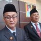 Bupati Tasikmalaya Cecep Nurul Yakin dan Wakil Bupati Asep Sopari Al-ayyubi saat dijumpai sejumlah awak media di sekitar kantornya, Senin (10/11/2025). 