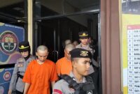 Tiga pelaku penganiaya di Tasikmalaya, saat digiring oleh petugas kepolisian polres Tasikmalaya Kota, Rabu (05/11/2025).