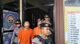 Tiga pelaku penganiaya di Tasikmalaya, saat digiring oleh petugas kepolisian polres Tasikmalaya Kota, Rabu (05/11/2025).