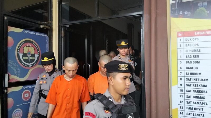 Tiga pelaku penganiaya di Tasikmalaya, saat digiring oleh petugas kepolisian polres Tasikmalaya Kota, Rabu (05/11/2025).
