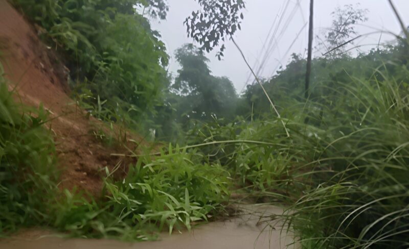 Tebing setinggi 15 meter longsor tutup jalur Bojonggambir - Taraju, Selasa (11/11/2025). Istimewa.///.