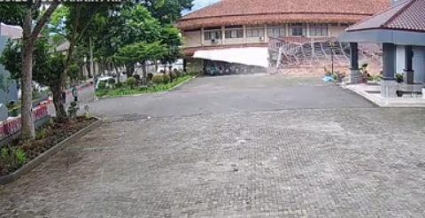 Rekaman CCTV menunjukkan gazebo di depan gedung dekanat Fakultas Administrasi dan Pendidikan tiba-tiba ambruk./Istimewa.///.
