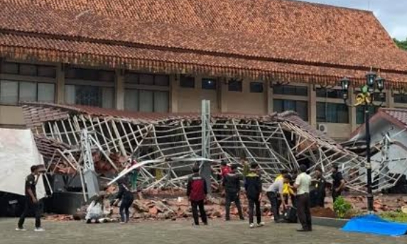 Pasca Ambruknga Gasebo di Sekitar Universitas Siliwangi, Tasikmalaya, Minggu (16/11/2025), kemarin.