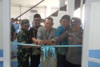 Gambar : Gunting Pita oleh Perwakilan BNI, Kepala SPPG Ciadeg, Sekcam, Kapolsek Beserta Danramil yang diwakili. Sabtu (6/11/2025)