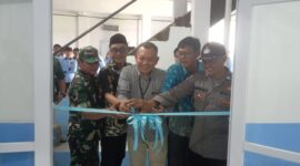 Gambar : Gunting Pita oleh Perwakilan BNI, Kepala SPPG Ciadeg, Sekcam, Kapolsek Beserta Danramil yang diwakili. Sabtu (6/11/2025)