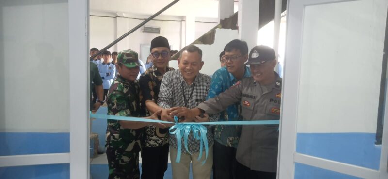 Gambar : Gunting Pita oleh Perwakilan BNI, Kepala SPPG Ciadeg, Sekcam, Kapolsek Beserta Danramil yang diwakili. Sabtu (6/11/2025)