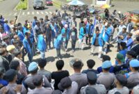 Puluhan mahasiswa PMII Tasikmalaya menggelar aksi memperingati Hari Antikorupsi Sedunia, Kamis (11/12/2025).