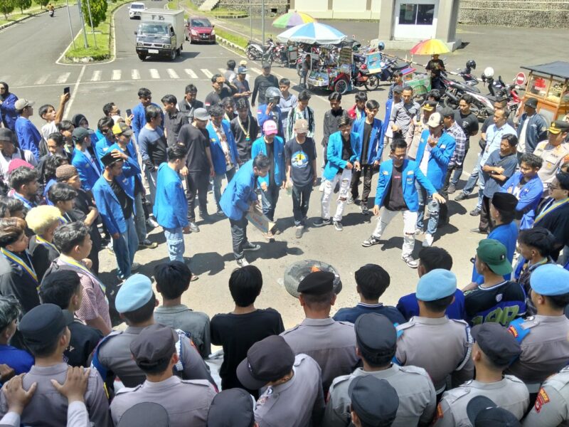 Puluhan mahasiswa PMII Tasikmalaya menggelar aksi memperingati Hari Antikorupsi Sedunia, Kamis (11/12/2025).