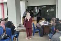 Warga mengantre untuk mengurus pembuatan KTP di kantor Disdukcapil Kabupaten Tasikmalaya, Senin (15/12/2025).