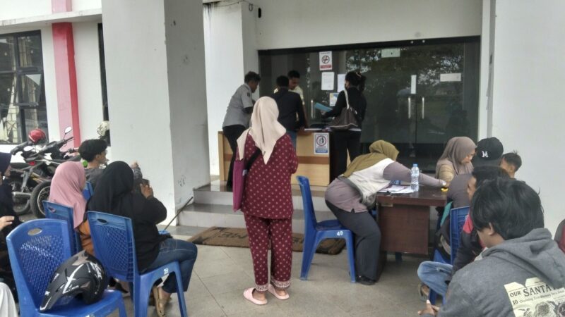 Warga mengantre untuk mengurus pembuatan KTP di kantor Disdukcapil Kabupaten Tasikmalaya, Senin (15/12/2025).