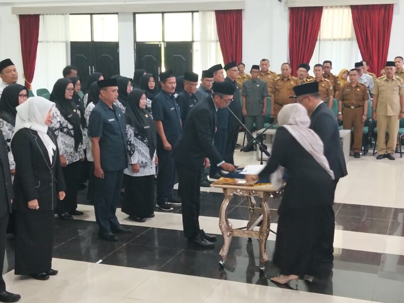 Puluhan Pejabat Baru dilantik Bupati Tasikmalaya Cecep Nurul Yakin di Pendopo Baru Kabupaten Tasikmalaya, Selasa (16/12/2025).