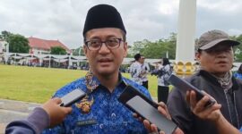 Caption foto: Bupati Tasikmalaya Cecep Nurul Yakin usai memimpin upacara peringatan HUT ke-54 KORPRI di Lapangan Setda, Komplek Pemkab Tasikmalaya, Senin (1/12/2025).