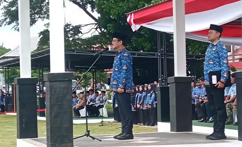 Bupati Tasikmalaya Cecep Nurul Yakin saat memimpin Upacara HUT Korpri di Lapangan Setda Pemkab Tasikmalaya, Senin (1/12/2025).