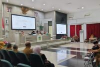 Ratusan aparatur desa di Kabupaten Tasikmalaya mendatangi kantor DPMD, menuntut kejelasan pencairan dana desa tahap II. Selasa (2/12/2025).