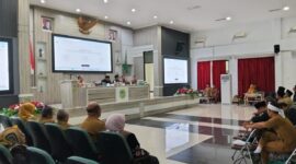 Ratusan aparatur desa di Kabupaten Tasikmalaya mendatangi kantor DPMD, menuntut kejelasan pencairan dana desa tahap II. Selasa (2/12/2025).