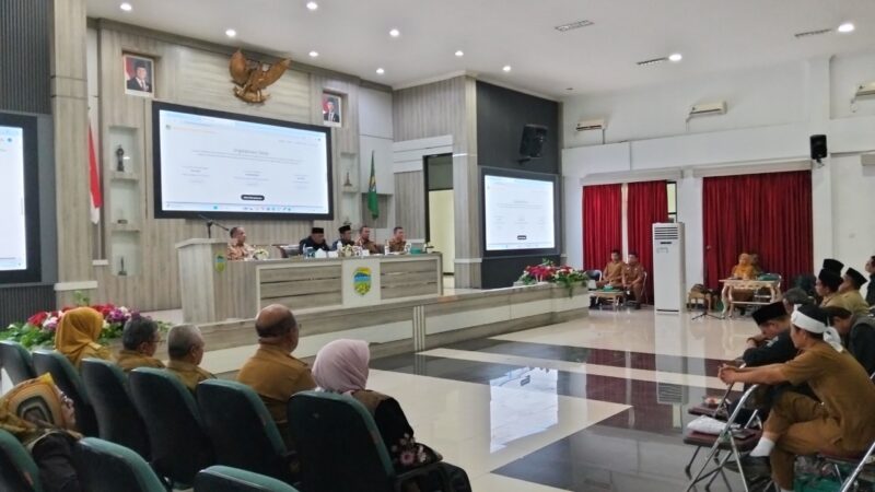 Ratusan aparatur desa di Kabupaten Tasikmalaya mendatangi kantor DPMD, menuntut kejelasan pencairan dana desa tahap II. Selasa (2/12/2025).