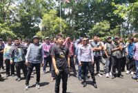 Ratusan anggota PPDI Tasikmalaya memadati halaman Kantor DPMD saat menyampaikan penolakan rencana pemangkasan ADD, Kamis (11/12/2025).