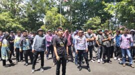 Ratusan anggota PPDI Tasikmalaya memadati halaman Kantor DPMD saat menyampaikan penolakan rencana pemangkasan ADD, Kamis (11/12/2025).