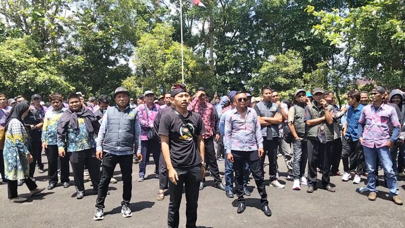 Ratusan anggota PPDI Tasikmalaya memadati halaman Kantor DPMD saat menyampaikan penolakan rencana pemangkasan ADD, Kamis (11/12/2025).