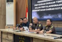 Kepala Kejari Bandung Irfan Wibowo mengumumkan Wakil Walikota Bandung Erwin dan Ketua Nasdem Kota Bandung Rendiana Awangga jadi tersangka// Newline.id