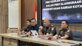 Kepala Kejari Bandung Irfan Wibowo mengumumkan Wakil Walikota Bandung Erwin dan Ketua Nasdem Kota Bandung Rendiana Awangga jadi tersangka// Newline.id