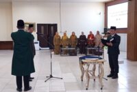 Drs. H. Roni Ahmad Sahroni, MM resmi dilantik oleh Bupati Tasikmalaya sebagai Penjabat Sekretaris Daerah (Pj Sekda) Kabupaten Tasikmalaya, Senin (12/1/2026), di Opp Room Setda./ dok Humas Pemkab Tasikmalaya.///.