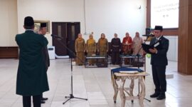 Drs. H. Roni Ahmad Sahroni, MM resmi dilantik oleh Bupati Tasikmalaya sebagai Penjabat Sekretaris Daerah (Pj Sekda) Kabupaten Tasikmalaya, Senin (12/1/2026), di Opp Room Setda./ dok Humas Pemkab Tasikmalaya.///.