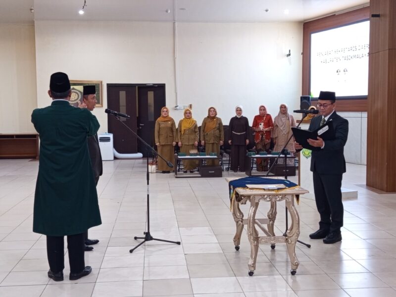Drs. H. Roni Ahmad Sahroni, MM resmi dilantik oleh Bupati Tasikmalaya sebagai Penjabat Sekretaris Daerah (Pj Sekda) Kabupaten Tasikmalaya, Senin (12/1/2026), di Opp Room Setda./ dok Humas Pemkab Tasikmalaya.///.