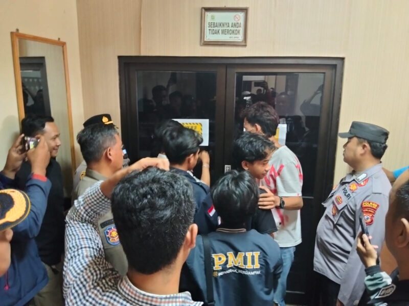 Puluhan mahasiswa dari Pergerakan Mahasiswa Islam Indonesia (PMII) menggelar aksi unjuk rasa, Kamis (22/1/2026)