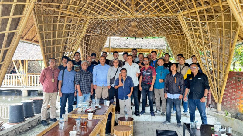 Caption: Kasat Reskrim Polres Tasikmalaya, AKP Ridwan Budiartha, dan jajaran bersama puluhan awak media Tasikmalaya//jabar.newsline.id//istimewa