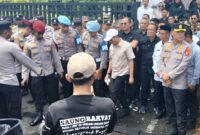 Puluhan massa simpatisan Dadan Jaenudin turun melakukan aksi protes ke DPRD Kabupaten Tasikmalaya. Rabu (14/1/2026).