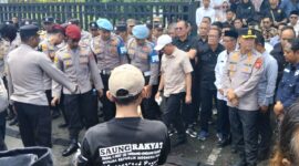Puluhan massa simpatisan Dadan Jaenudin turun melakukan aksi protes ke DPRD Kabupaten Tasikmalaya. Rabu (14/1/2026).