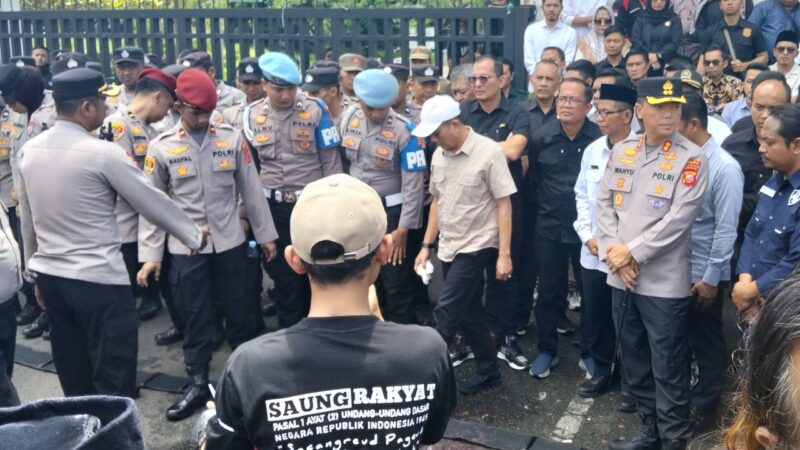 Puluhan massa simpatisan Dadan Jaenudin turun melakukan aksi protes ke DPRD Kabupaten Tasikmalaya. Rabu (14/1/2026).