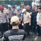 Puluhan massa simpatisan Dadan Jaenudin turun melakukan aksi protes ke DPRD Kabupaten Tasikmalaya. Rabu (14/1/2026).