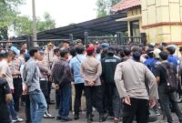 Pergerakan Mahasiswa Islam Indonesia (PMII) Komisariat Sekolah Tinggi Teknologi Cipasung menggelar aksi demonstrasi di depan kantor Dinas Pendidikan dan Kebudayaan Kabupaten Tasikmalaya. Rabu (28/1/2026).