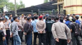 Pergerakan Mahasiswa Islam Indonesia (PMII) Komisariat Sekolah Tinggi Teknologi Cipasung menggelar aksi demonstrasi di depan kantor Dinas Pendidikan dan Kebudayaan Kabupaten Tasikmalaya. Rabu (28/1/2026).