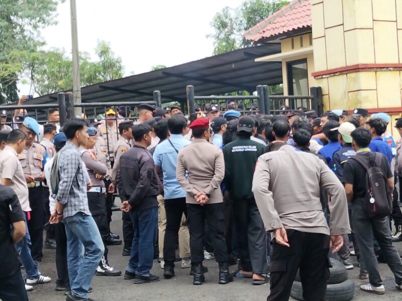 Pergerakan Mahasiswa Islam Indonesia (PMII) Komisariat Sekolah Tinggi Teknologi Cipasung menggelar aksi demonstrasi di depan kantor Dinas Pendidikan dan Kebudayaan Kabupaten Tasikmalaya. Rabu (28/1/2026).