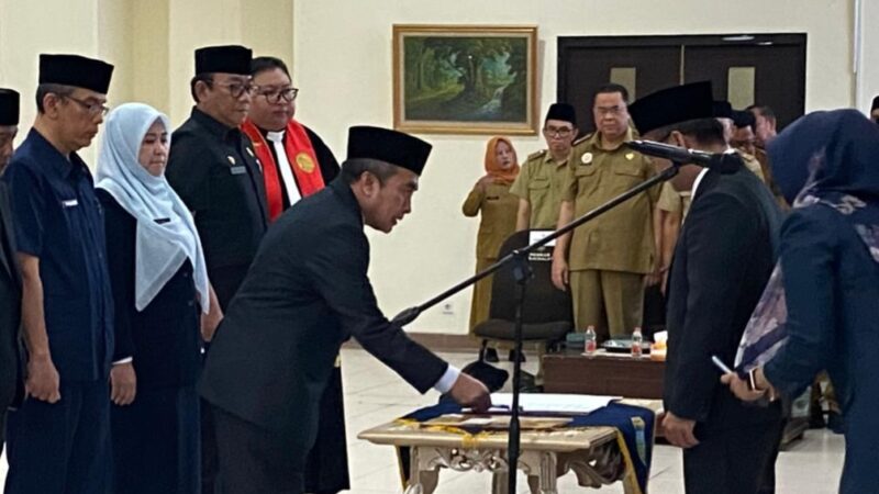 Bupati Tasikmalaya Lantik 24 pejabat baru di di Ruang Op Room Setda Kabupaten Tasikmalaya, Selasa pagi (6/1/2026).