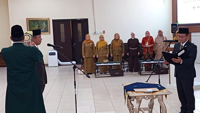 Bupati Tasikmalaya, Cecep Nurul Yakin, melantik Kepala BPKPD Kabupaten Tasikmalaya, Drs. H. Roni Ahmad Sahroni, MM, sebagai Pelaksana Tugas (PLT) Sekretaris Daerah, Senin (12/1/2026), di Opp Room Setda Kabupaten Tasikmalaya