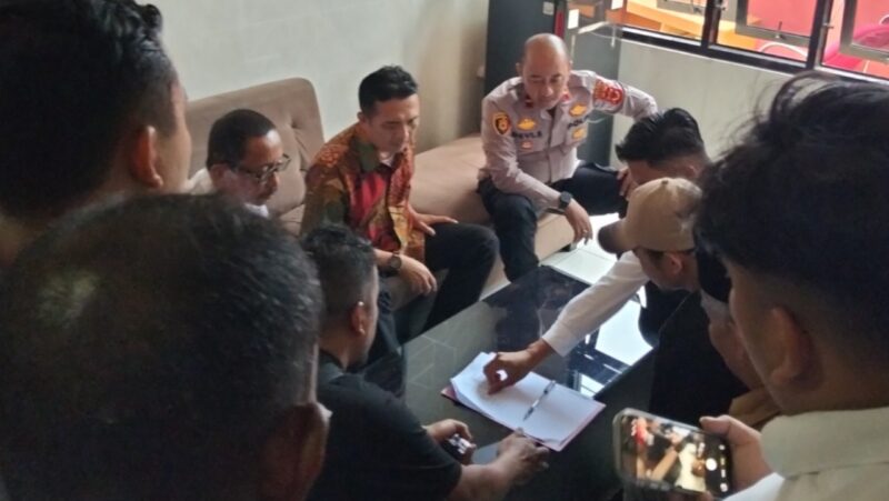 Ketua Saung Rakyat, Dadan Jaenudin, resmi berdamai dengan Ketua DPRD Kabupaten Tasikmalaya setelah mediasi di Polres Tasikmalaya, Senin (19/1/2026).