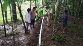 Monitoring sejumlah pihak di sekitar dapur MBG Taraju, Selasa (10/2/2026). (Dok. Tim newsline.id)